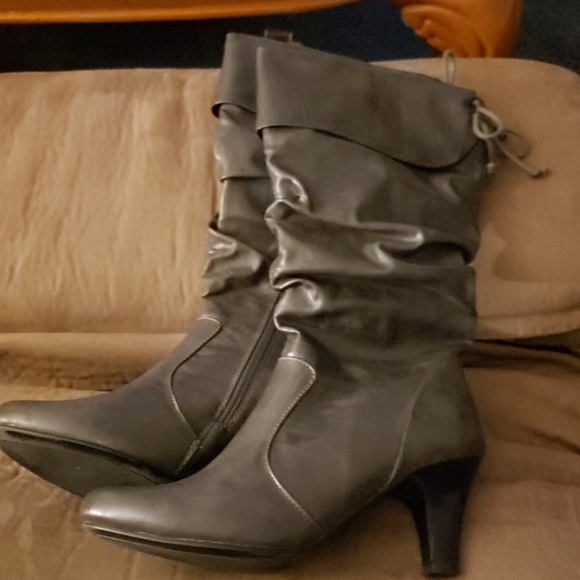 Shoes - Like new heeled grey boots